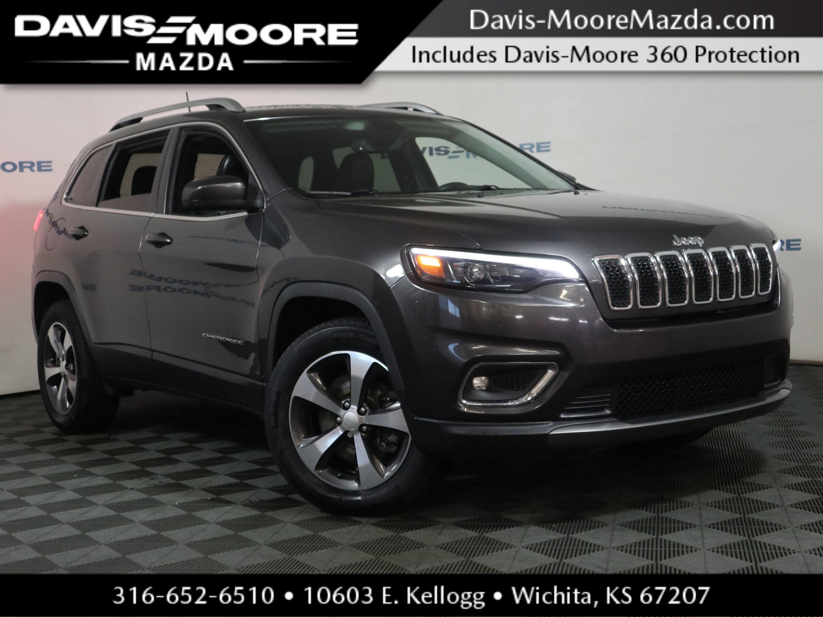 2019 Jeep Cherokee Limited in Granite Crystal Metallic Clearcoat — front three-quarter view