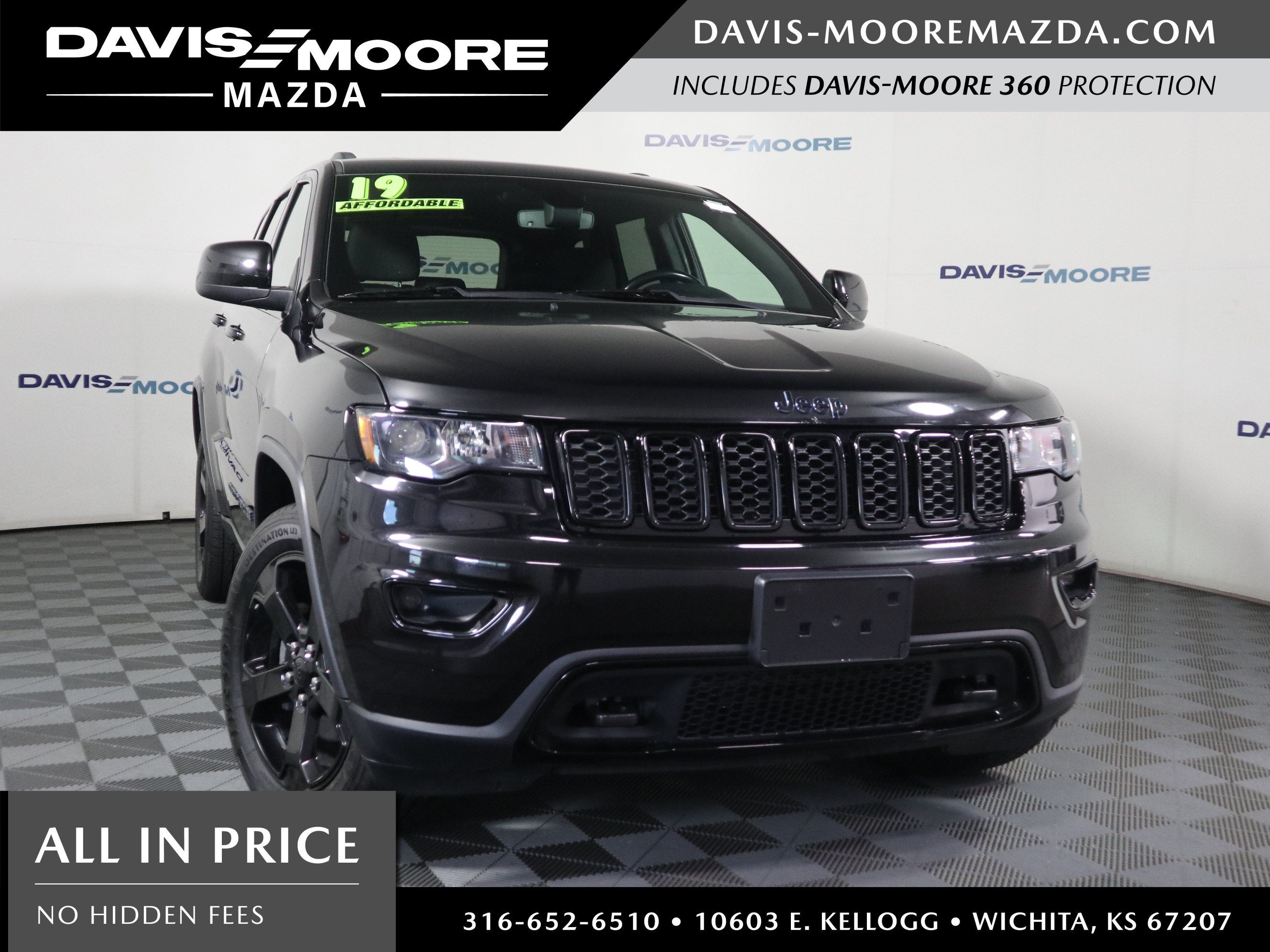 2019 Jeep Grand Cherokee Upland 4x4 in Diamond Black Crystal Pearlcoat — front three-quarter view