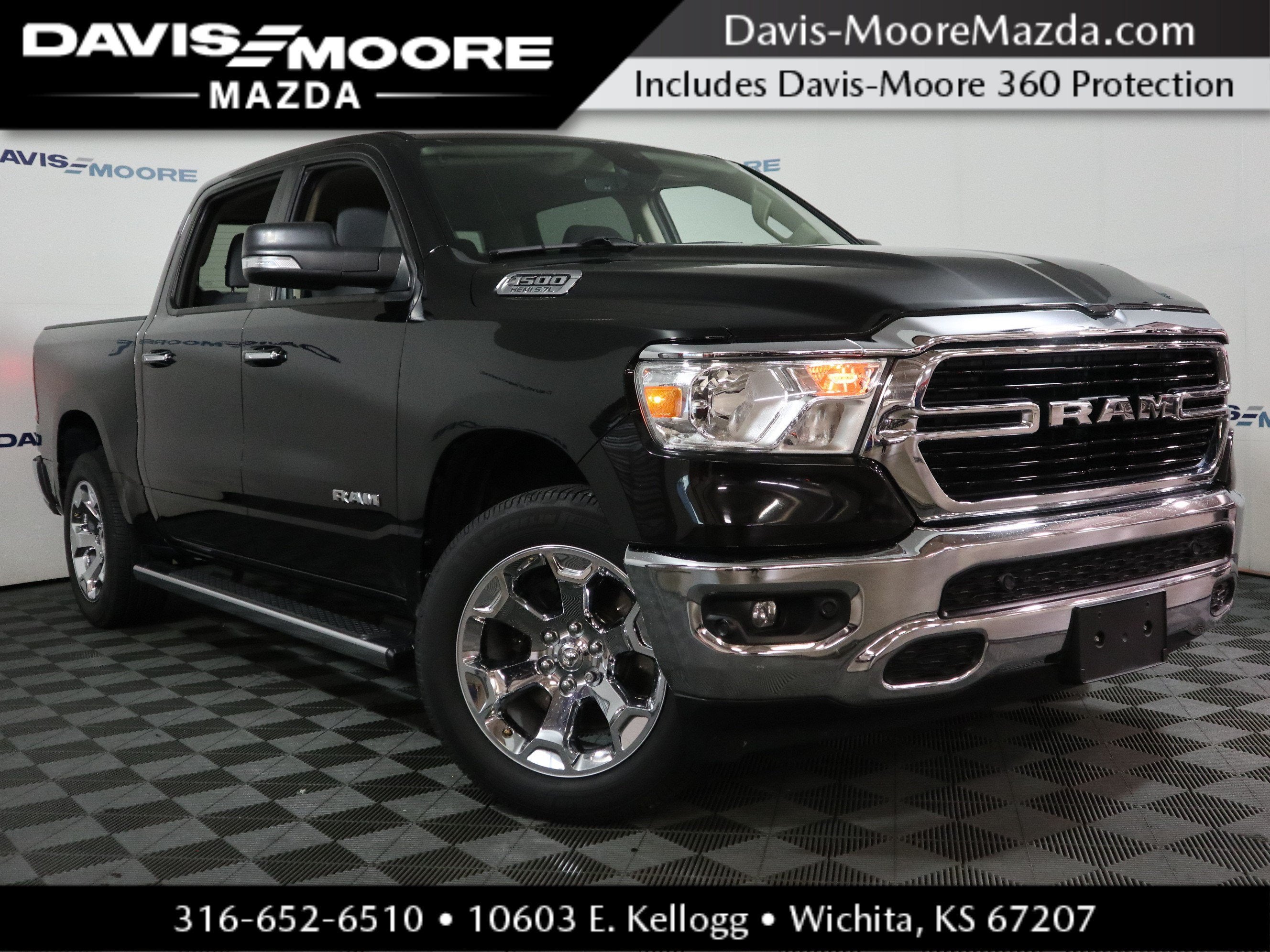 2020 RAM 1500 Big Horn in Diamond Black Crystal Pearlcoat — front three-quarter view