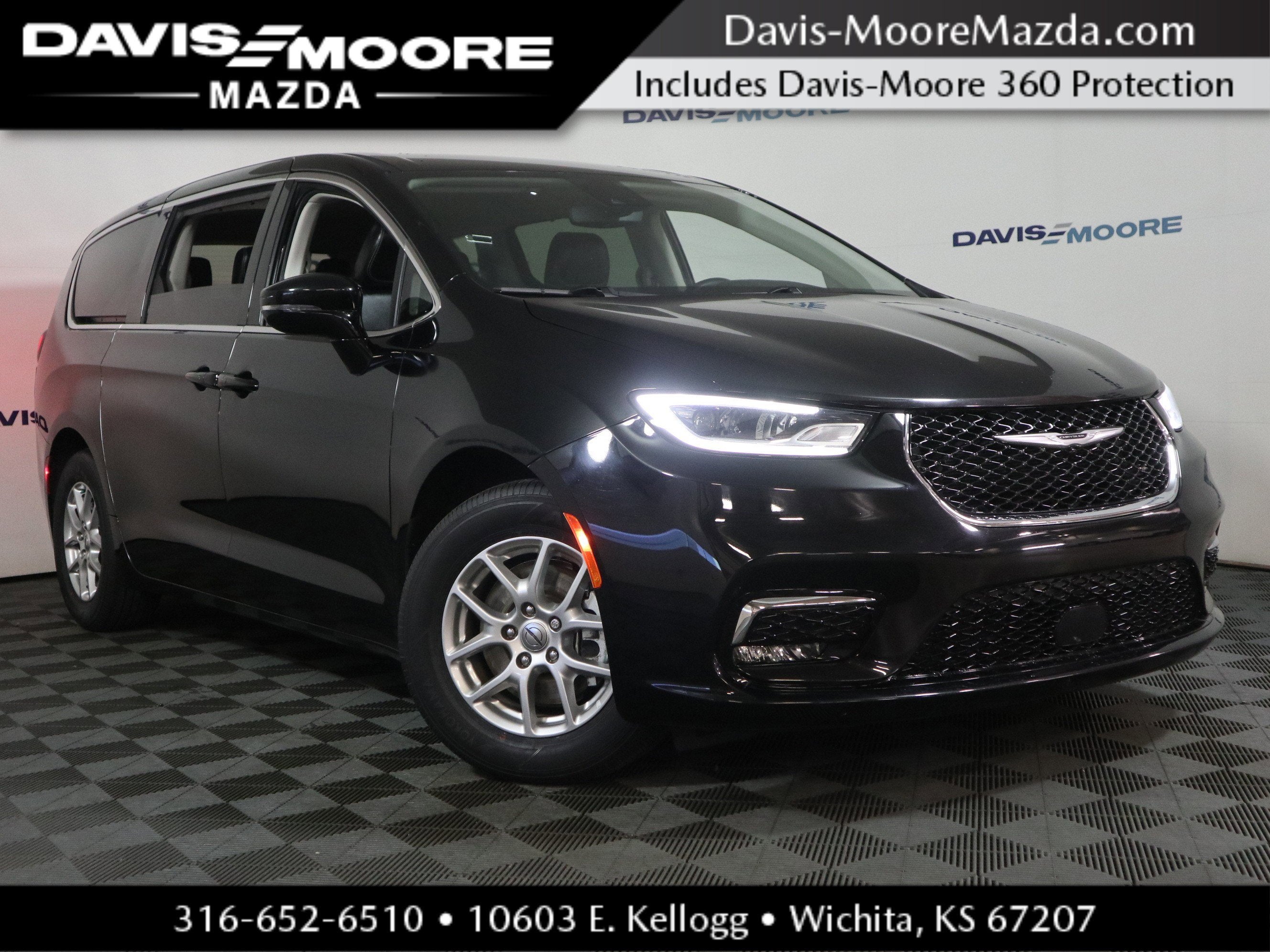 2024 Chrysler Pacifica Touring L in Diamond Black Crystal Pearlcoat — front three-quarter view
