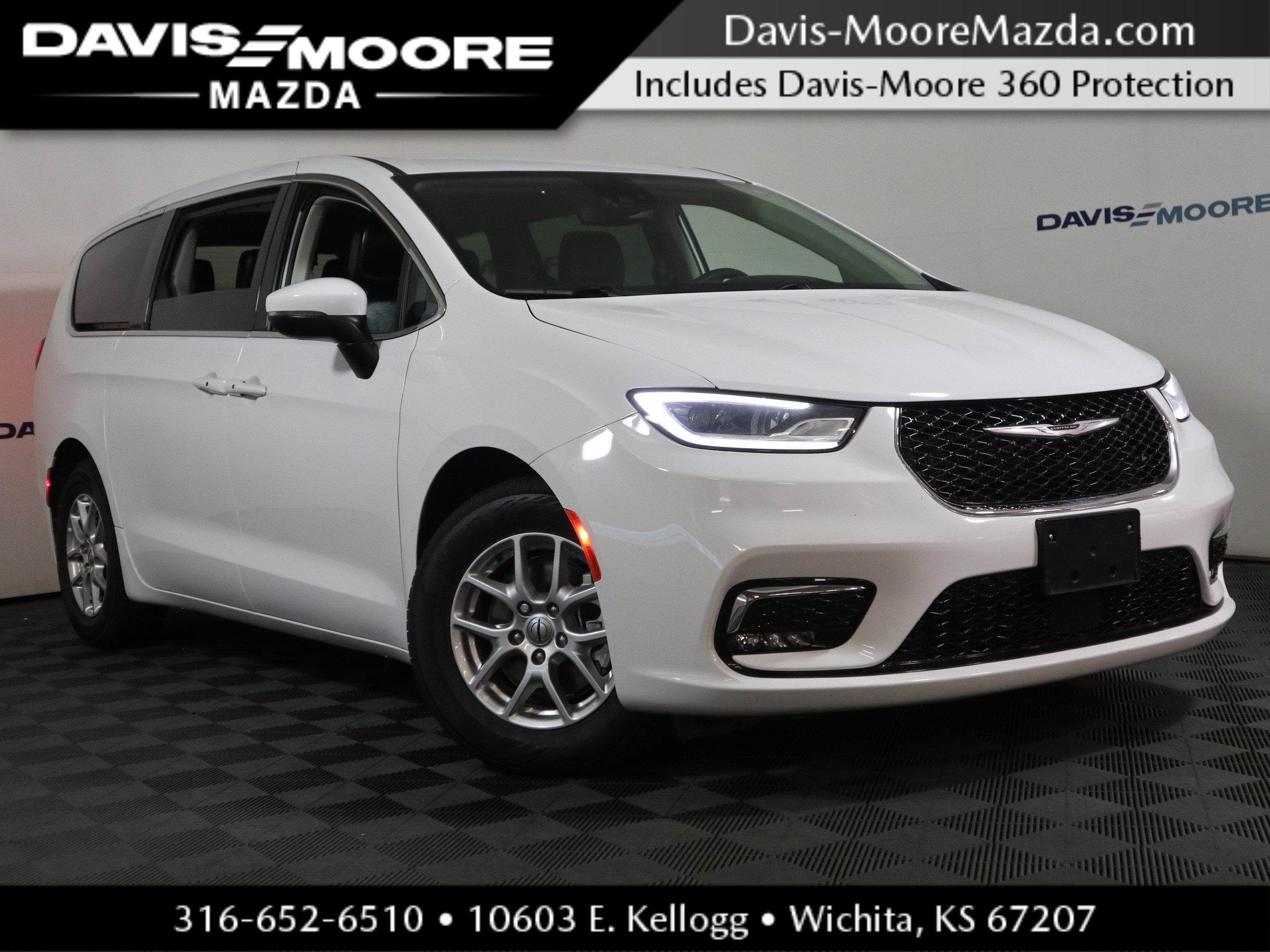 2023 Chrysler Pacifica Touring L in Bright White Clearcoat — front three-quarter view